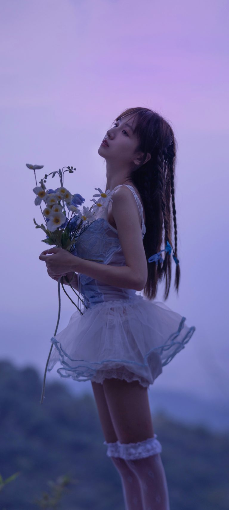 手捧鲜花的美女 美腿 顾林x手机壁纸图片唯美